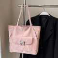 Sac fourre-tout rose minimaliste avec texture plissée et boucle papillon argentée - Type standard / Rose