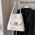 Sac fourre-tout crème élégant avec boucle papillon argentée et texture plissée - Type standard / Blanc Cassé