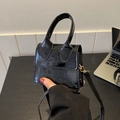 Mini sac à main noir en cuir verni façon crocodile avec détails dorés et bandoulière - Noir