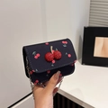 Mini Umhängetasche in Schwarz mit Kirschprint und 3D Kristall-Kirschverzierung - Schwarz