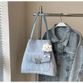 Light blue tote bag with a silver butterfly buckle and a cute cloud plush charm - With Pendant / Blue