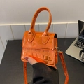 Mini sac à main orange métallisé avec effet crocodile et bandoulière amovible - Orange