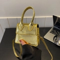 Mini sac à main doré avec texture gaufrée crocodile et une bandoulière chaîne - Doré