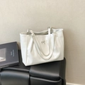 Minimalistische witte kunstleren shopper met zilveren strikhanger en een glanzende finish - Wit