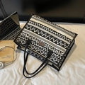 Grande borsa tote etnica in tela con motivi geometrici bianchi e neri e etichetta in pelle - Nero