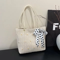 Beigefarbene Stroh-Tote-Bag mit Gänseblümchen-Stickerei und gepunktetem Seidenschal - Gebrochenes Weiß
