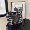 Grande borsa tote a scacchi bianchi e neri con manici in pelle e patch - Nero - Senza Ciondolo