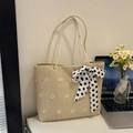 Beige Strohtasche mit Gänseblümchen-Stickerei und schwarz-weißer gepunkteter Schleife - Khaki