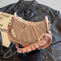 Borsa a nuvola plissettata rosa con catena di perle e ciondoli floreali da donna - Rosa