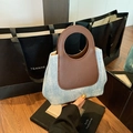 Lichtblauwe denim bucket bag met donkerbruine leren hengsels en klinknageldetails - Bruin