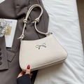 Bolso de hombro blanco crema con lazo metálico plateado y correa de nudo único - Blanco