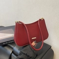 Bolso de hombro minimalista rojo oscuro de cuero con elegantes herrajes dorados - Rojo