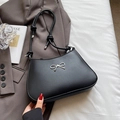 Elegante bolso de hombro negro con hebilla de lazo plateada y correa anudada - Negro