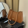Bolso de hombro chic de cuero marrón con elegante hebilla de metal dorado minimalista - Marrón