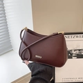 Bolso de hombro minimalista en cuero marrón oscuro con detalles metálicos dorados - Marrón