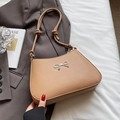 Bolso sobaco elegante de cuero camel con lazo plateado y correa de hombro anudada - Caqui