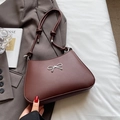 Bolso de hombro en cuero mate marrón oscuro con lazo plateado y correas de nudo - Marrón