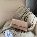Minimalistische beige Baguette-Schultertasche mit goldener Metallschnalle auf neutralem Grund - Khaki