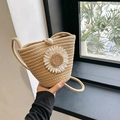 Beige gewebte Strohtasche mit weißer Gänseblümchen-Verzierung und Perlenverschluss - Khaki