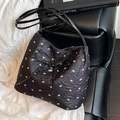 Grande borsa tote nera con motivo a fiocchi bianchi e decorazione 3D su divano in pelle - Nero