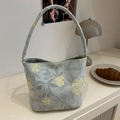 Elegante hellblaue Shopper Tasche mit Blumenstickerei und Vintage-Jacquard-Stoffdetail - Grün