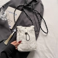 Weiße Beuteltasche mit Schmetterlingsstickerei aus Spitze und Quastenanhänger - Schmetterling Stickerei (Weiß Stil) / Weiß