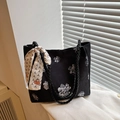 Schwarze Canvas-Tasche mit Blumenprint, gewebten Griffen und dekorativem Seidenschal-Detail - Schwarz