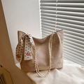 Hellrosa Stofftasche mit floralem Muster, Seilgriff und dekorativem Seidentuch - Rosa