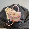 Bolso de hombro crema con borde rosa, estampado de cerezas y dije de dona - Rosa
