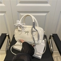 Sac bowling blanc cassé avec nœud argenté et détails en dentelle blanche - Avec Foulard en Soie / Blanc