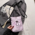 Hellviolette Beuteltasche mit Schmetterlingsstickerei und weißem Blumenquasten-Detail - Schmetterling Stickerei (Lila Stil) / Lila
