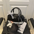 Sac bowling noir avec nœuds en dentelle et breloque papillon dorée élégante - Avec Foulard en Soie / Noir