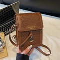 Elegante bolso bandolera marrón para móvil con textura trenzada y correa de cuero - Marrón