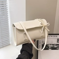 Cremeweiße Baguette-Tasche im Ballett-Stil mit Schleife und gewebtem Schultergurt - Weiß