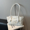 Elegante bolso tote blanco con textura de serpiente y finas correas para el hombro - Blanco sin Colgante