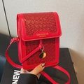Elegante bolso bandolera rojo con textura tejida, colgante dorado y solapa - Rojo