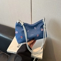 Bolso baguette denim azul con estampado floral, mariposas y correa de cuerda plateada - Azul oscuro