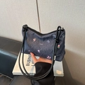 Bolso de tela vaquera con estampados florales rosas y lazos morados y asas negras - Negro