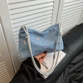 Bolso denim azul claro con estampado de tulipanes y correas de nudo plateadas - Azul claro