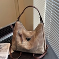 Borsa tote vintage marrone capiente con logo a triangolo in metallo e nappa - Marrone