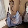 Grande borsa tote in denim blu con spalline in pelle marrone e dettagli vintage - Blu
