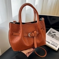 Sac fourre-tout en cuir tressé marron avec boucle métallique et bandoulière amovible - Marron