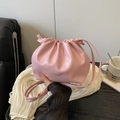 Schicke rosa Beuteltasche mit Kordelzug, Goldaufdruck und schmalem Schulterriemen - Rosa - Ohne Anhänger