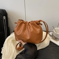 Braune Leder-Eimertasche mit Kordelzug, goldenem Schriftzug und schmalem Schulterriemen - Braun - Ohne Anhänger