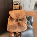 Brauner Vintage-Canvas-Rucksack mit Lederdetails auf einem dunklen Sofa - Braun