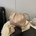 Schicke beige Kordelzug-Beuteltasche aus weichem Kunstleder mit goldener Aufschrift - Khaki - Ohne Anhänger