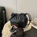 Modische schwarze Beuteltasche mit Kordelzug, Goldaufdruck und schmalem Leder-Schultergurt - Schwarz - Ohne Anhänger