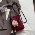 Burgunderrote Nylon-Umhängetasche mit Kordelzug und flauschigem Monster-Schlüsselanhänger - Mit Anhänger / Burgunderrot
