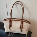 Beigefarbene Tragetasche mit braunem Rand und langen Henkeln im minimalistischen Design - Khaki