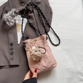 Mini borsa a tracolla in nylon rosa con coulisse, ciondolo mostro e tracolla a corda - Con Ciondolo / Rosa Chiaro